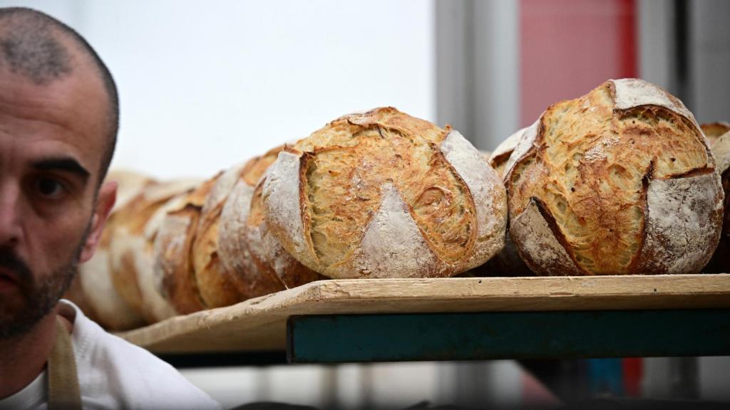 El obrador produce 1.800 hogazas de pan cada día.