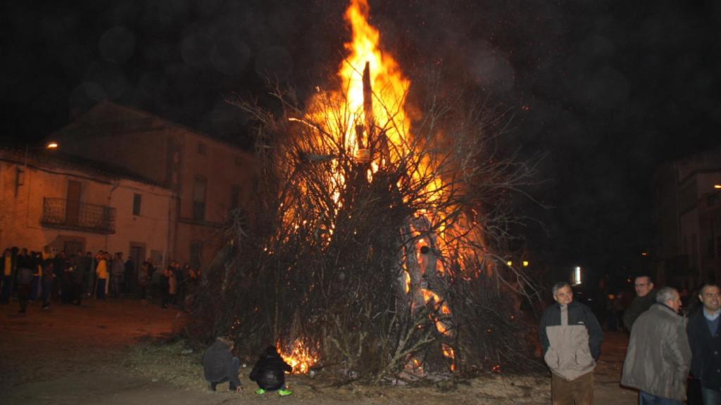 Hoguera de quintos en HInojosa de Duero