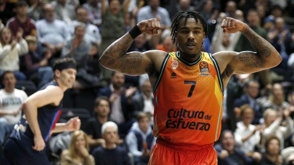 Chris Jones celebra una acción en el Valencia-Barcelona.