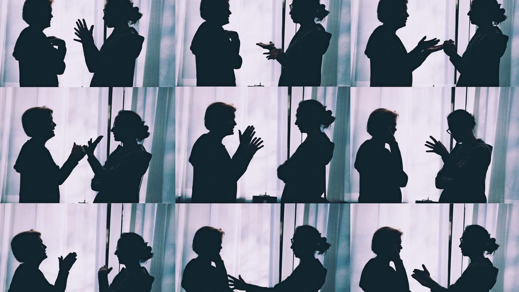 Imágenes de dos mujeres discutiendo.