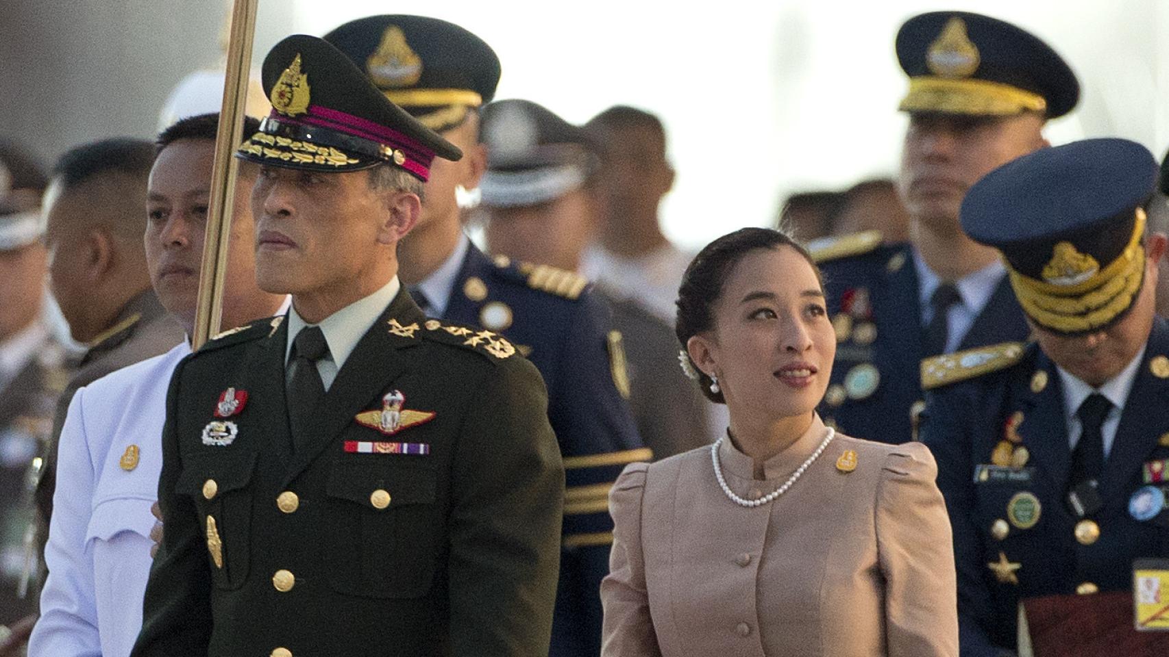 La princesa Bajrakitiyabha y su padre, el rey de Tailandia.