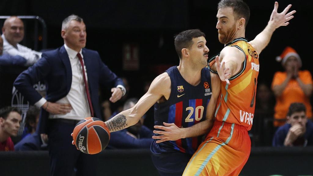 Laprovittola, ante Víctor Claver, en el Valencia-Barcelona.