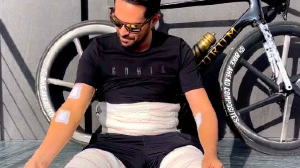 Alberto Contador lleno de vendas tras una operación
