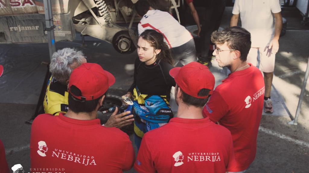 Alumnos de Nebrija con Mónica y Manolo Plaza en un test