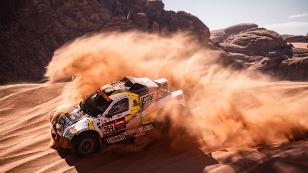 Mónica y Manolo Plaza durante el Rally Dakar 2022