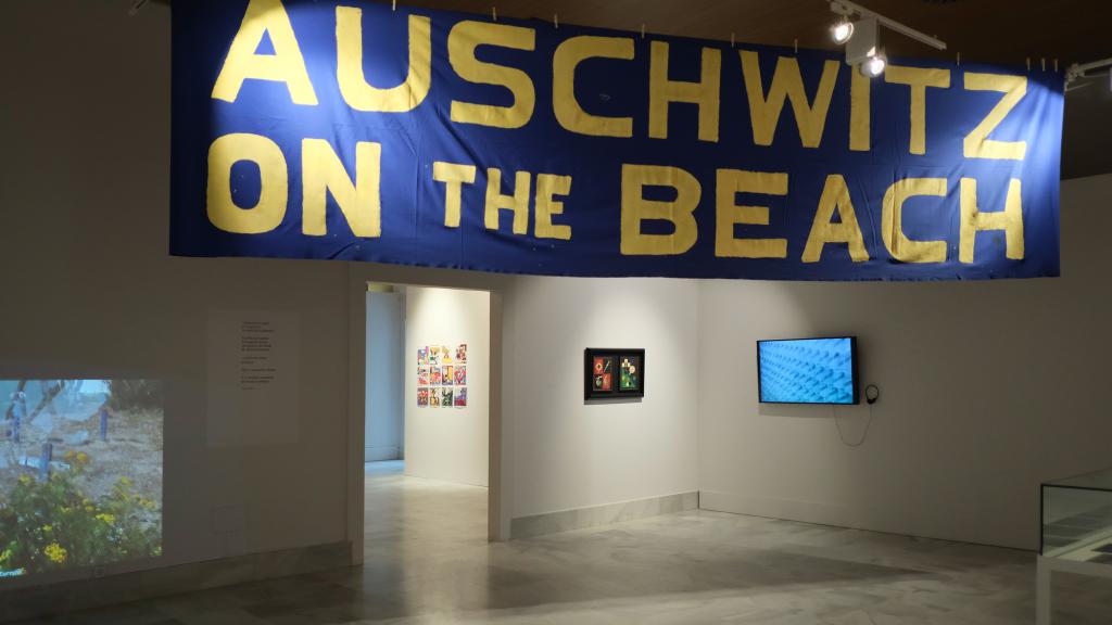 Vista de sala con pancarta de Isaías Griñolo. Foto: Ada Cerdá