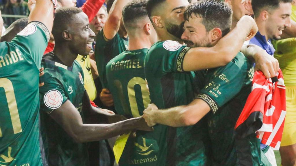 Los jugadores del Cacereño celebran un gol