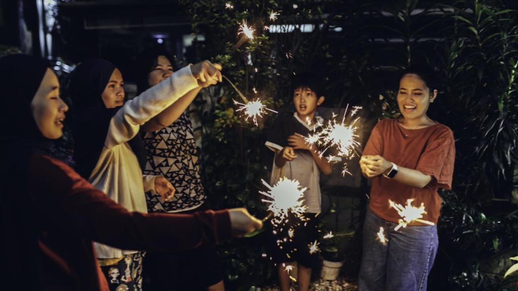 Imagen de archivo de una celebración de Nochevieja en familia.