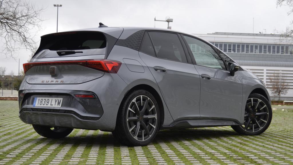 El Cupra Born tiene en la parte trasera su característica luz infinita con tecnología LED