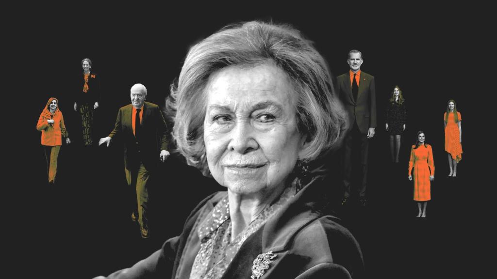 La Reina Emérita Sofía, flanqueada por el Emérito Juan Carlos, las Infantas Elena y Cristina, a la izquierda, y la Familia Real, a la derecha.