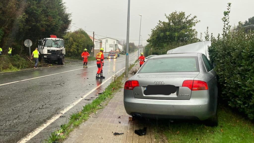 Estado de los vehículos tras chocar en O Val