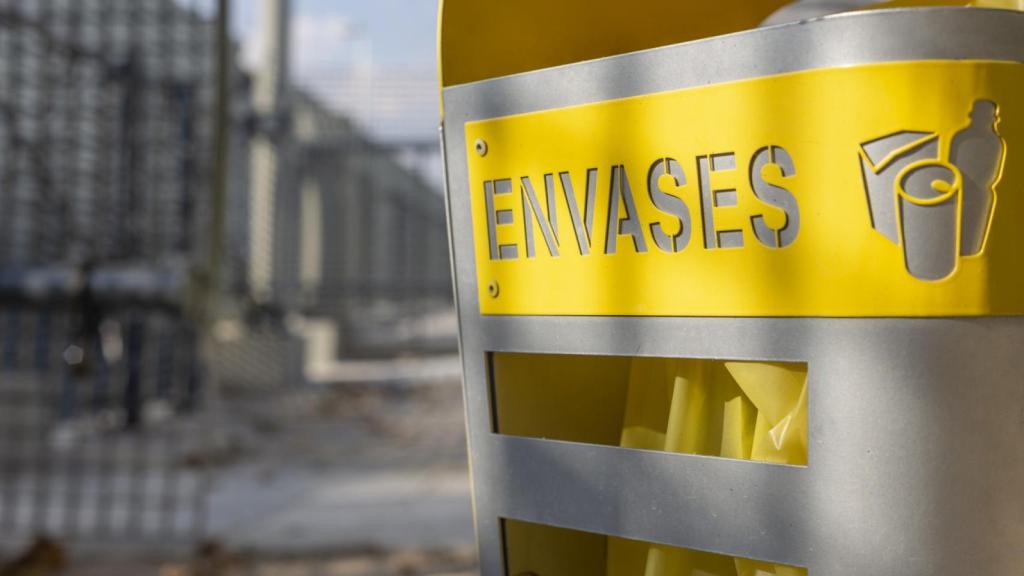 Tapón y envase, juntos al contenedor amarillo