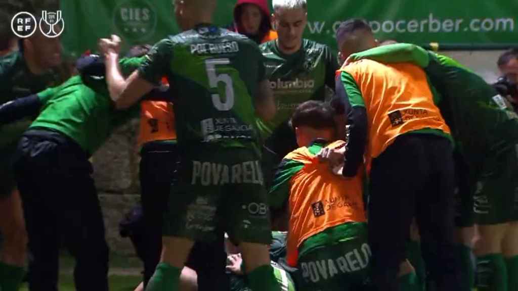 Los jugadores del Arenteiro celebran el gol de Marquitos.