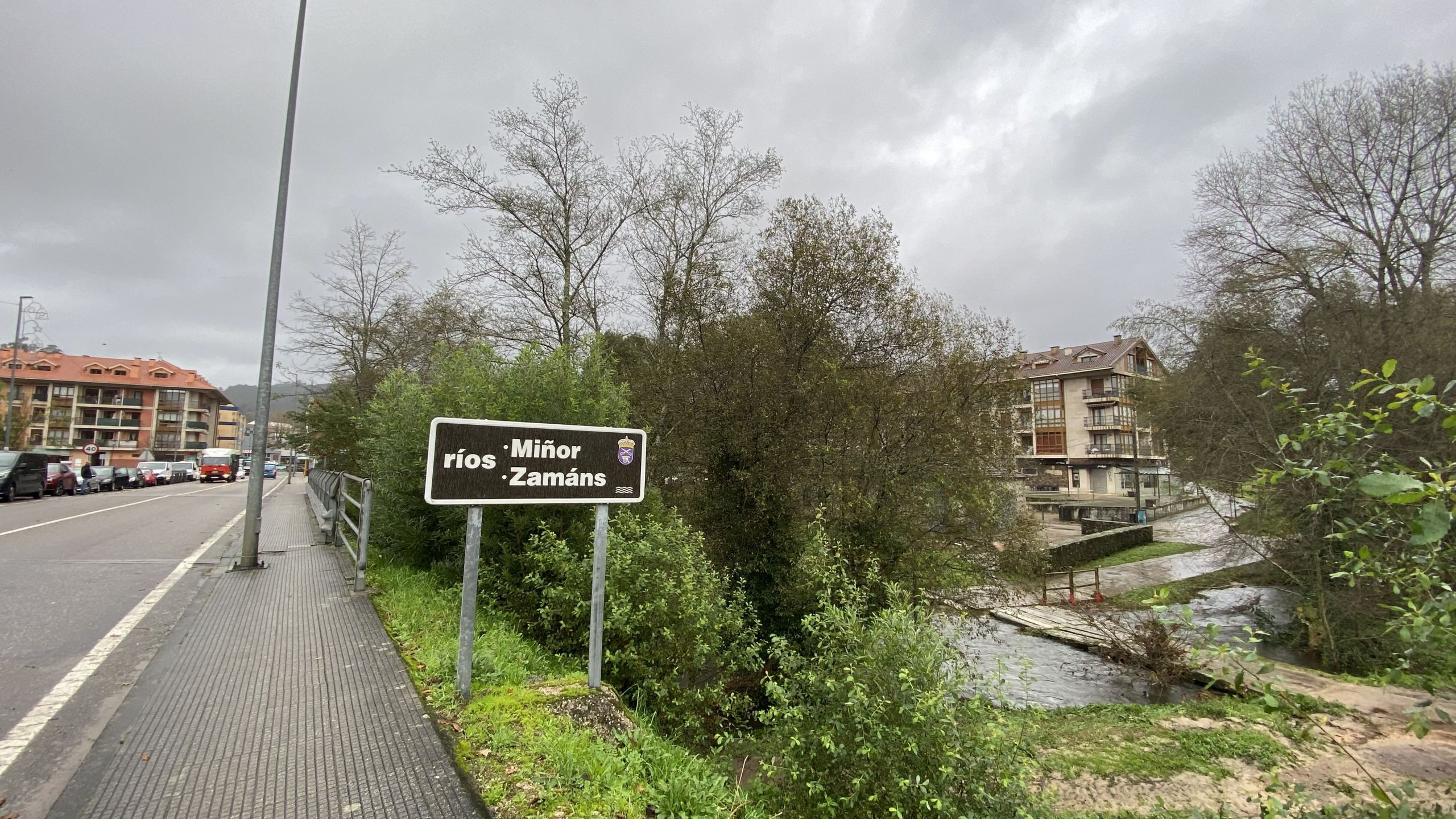 Cartel de la confluencia entre el río Miñor y Zamáns.