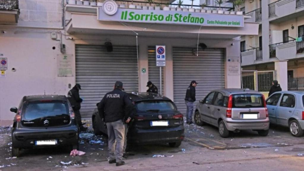 Daños materiales tras la bomba contra un centro de día de ancianos en Foggia.