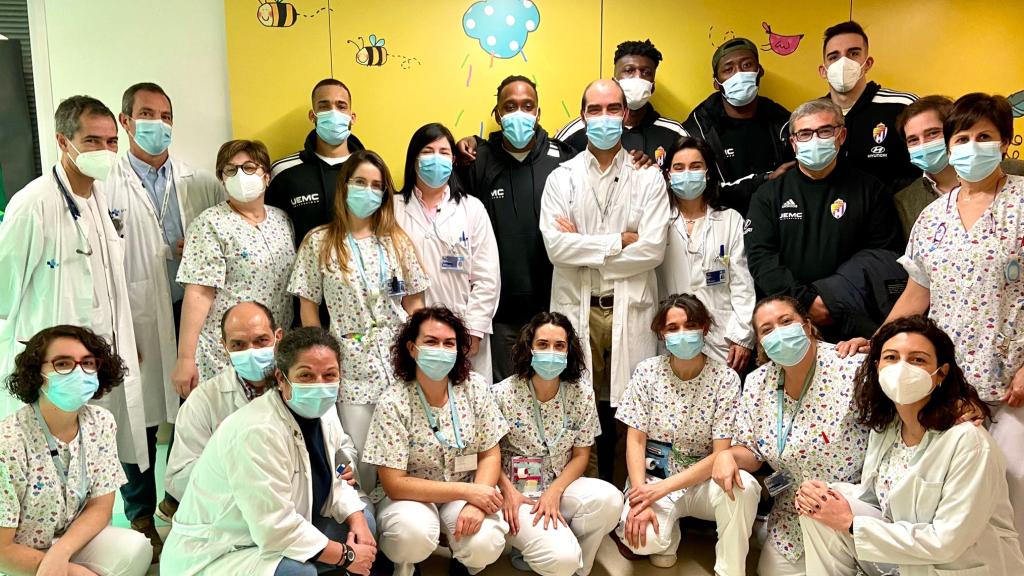 Visita del UEMC Real Valladolid Baloncesto a los hospitales