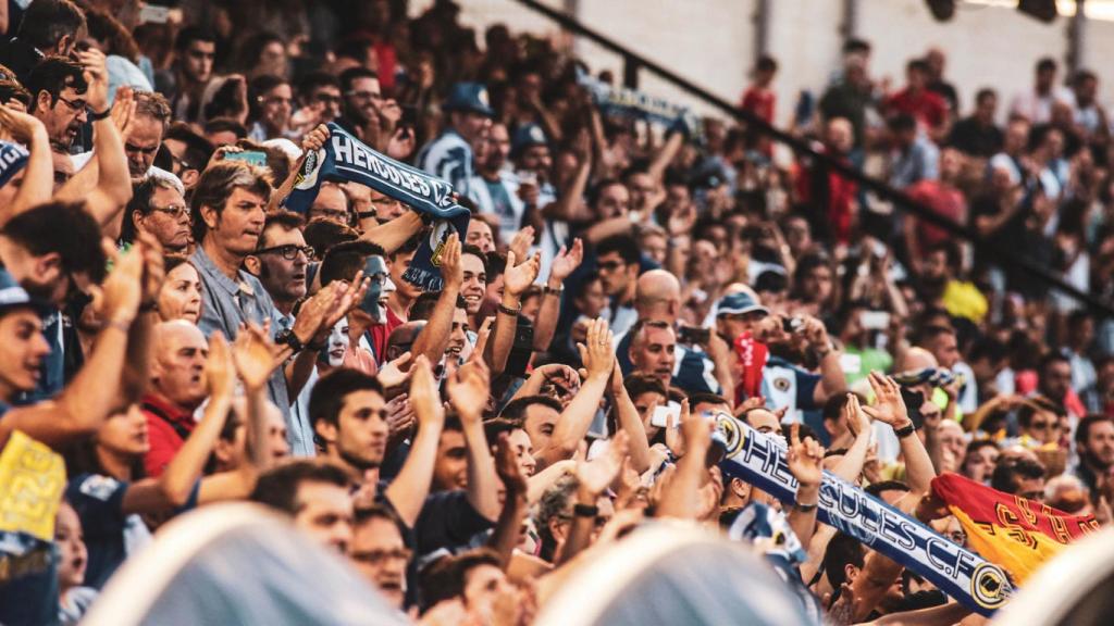 Aficionados en la grada de El Hércules durante un partido del equipo.