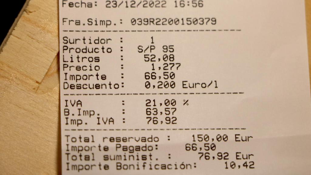 Recibo del repostaje de combustible con donde se puede ver el descuento de 10,42 euros.
