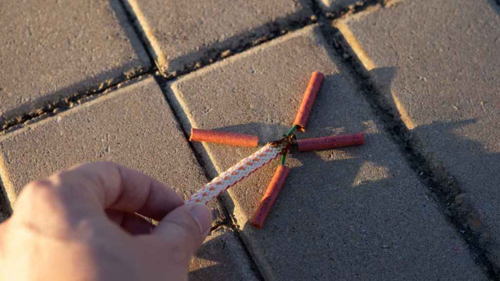 Forma segura de encender un petardo.