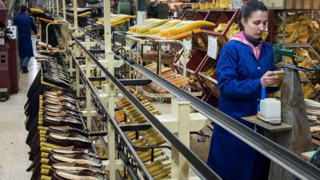 Una operaria en una fábrica de calzado, en imagen de archivo.