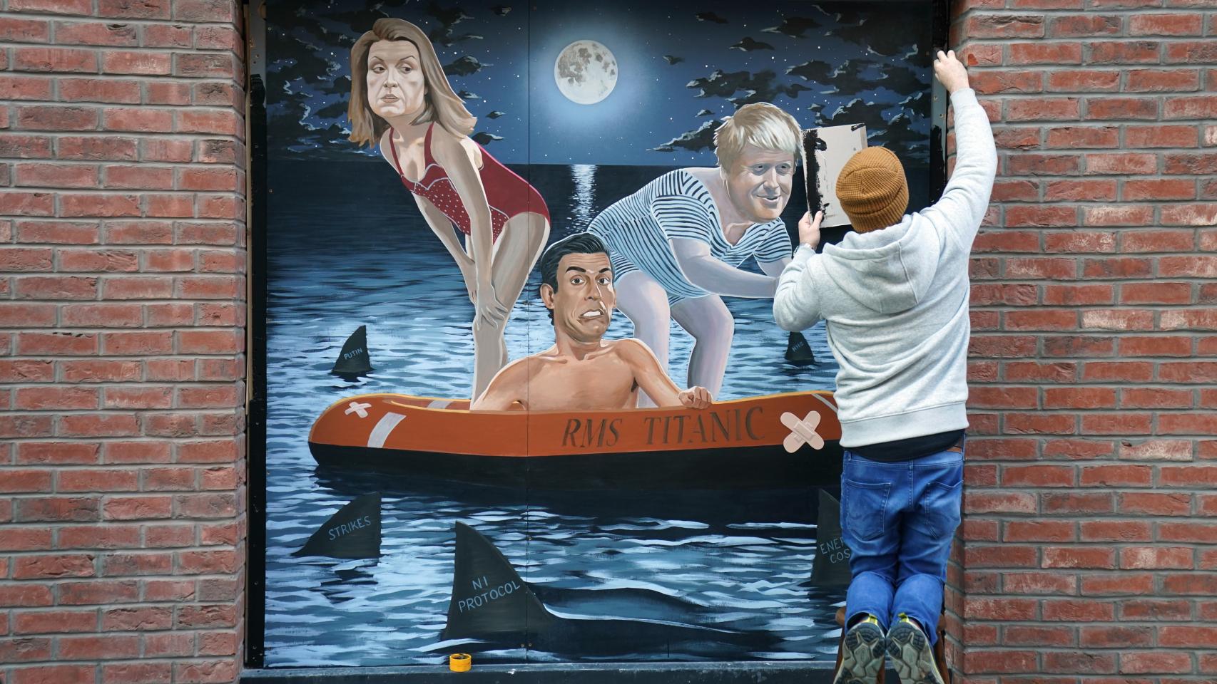Mural en Irlanda del Norte en el que aparecen Penny Mordaunt, Rishi Sunak y Boris Johnson.