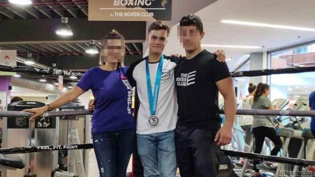 En el medio, Eneas, la víctima mortal más joven del accidente de autobús en Pontevedra.