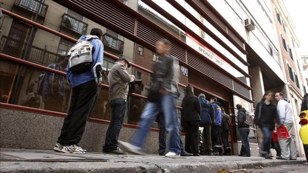 Imagen de varias personas en la cola de la oficina de empleo.