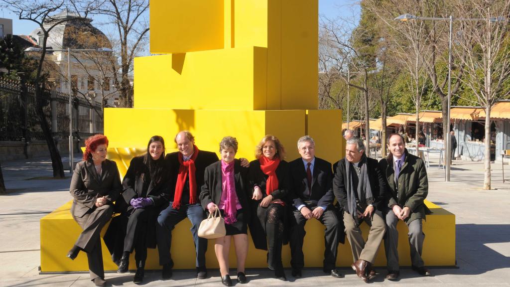 Consuelo Císcar y José Luis Rueda (1ª y 3º por la izquierda) con una de las escutluras del IVAM que se expusieron en Madrid en 2009