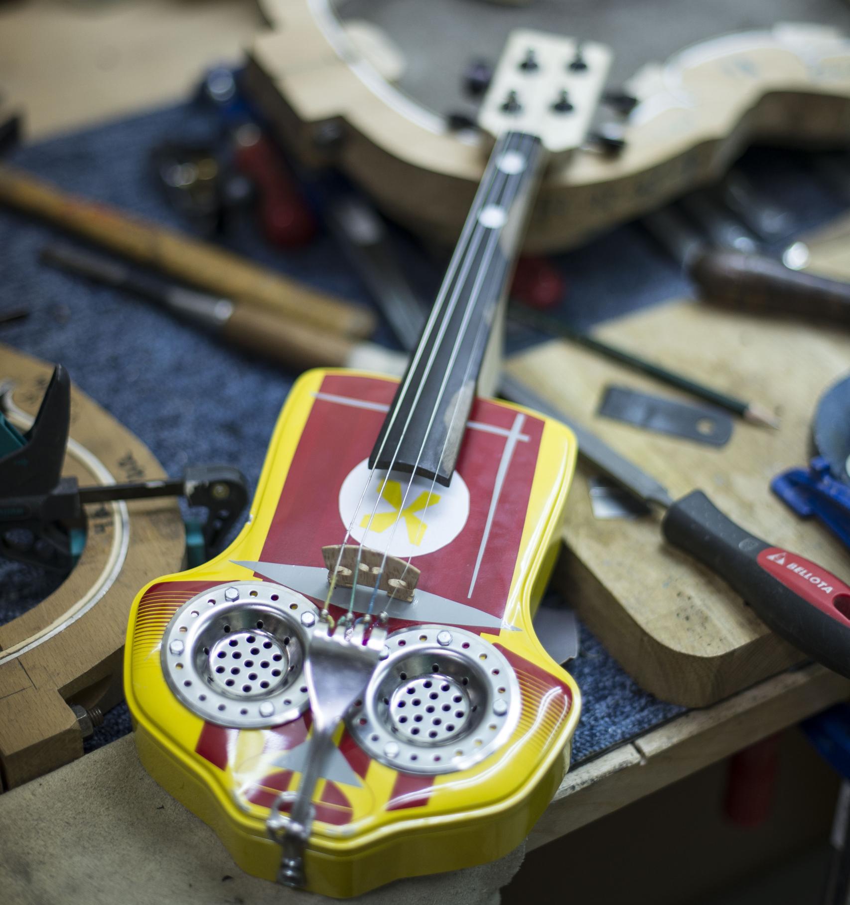 Instrumento reciclado de La Música del Reciclaje.