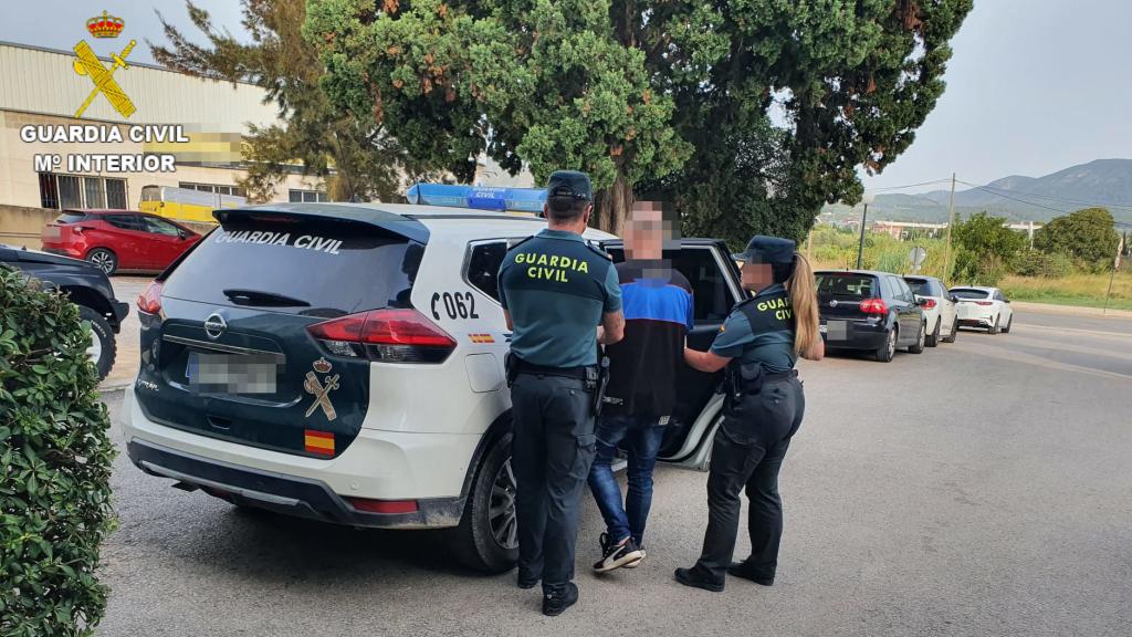 Momento de la detención por parte de los agentes de la Guardia Civil.
