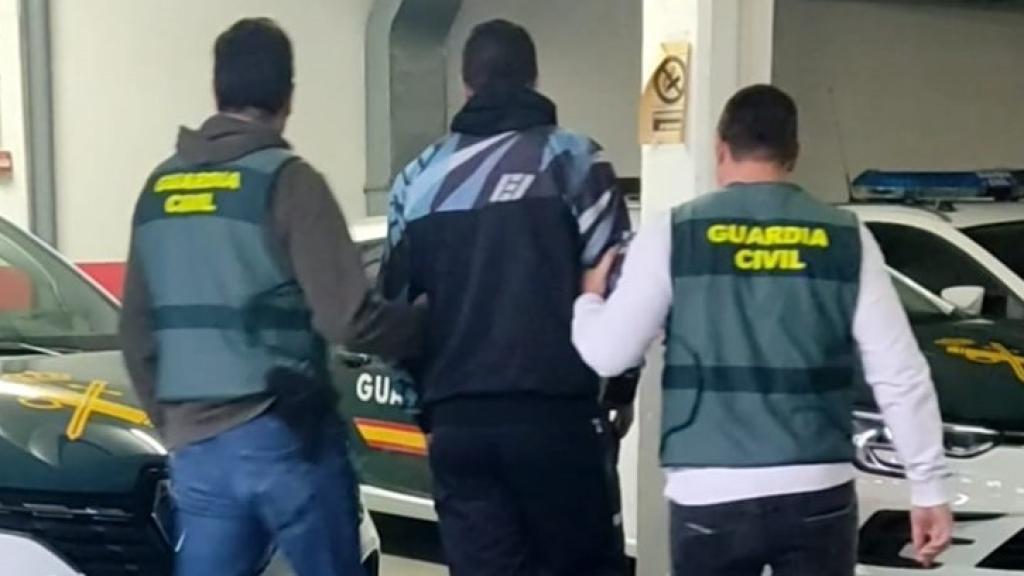 Uno de los detenidos por la Guardia Civil en la operación.