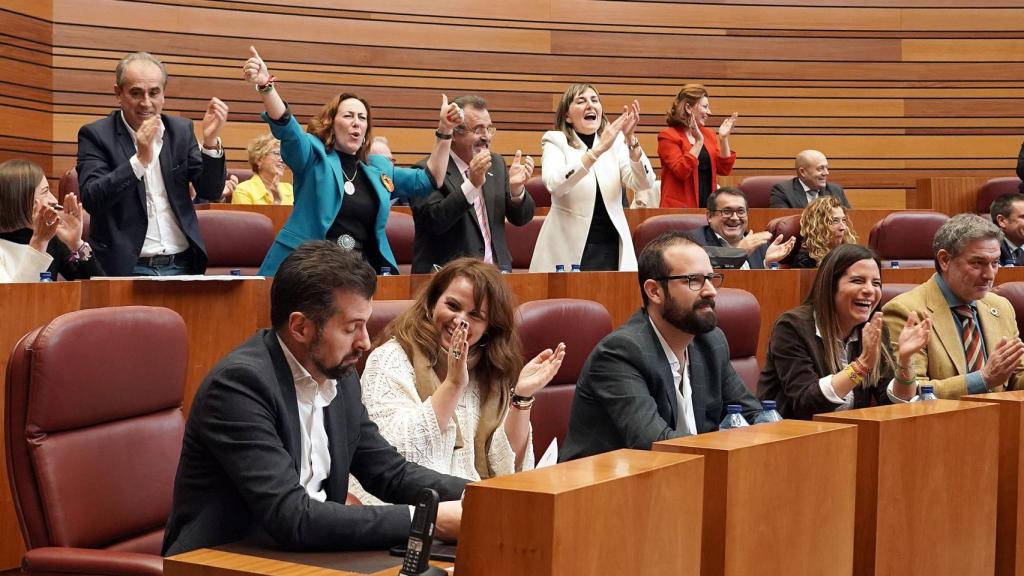 Los procuradores del Grupo Socialista celebran el error en la votación de la Ley de Medidas Presupuestarias por parte del PP y VOX en el Pleno de los Presupuestos de la Comunidad para 2023