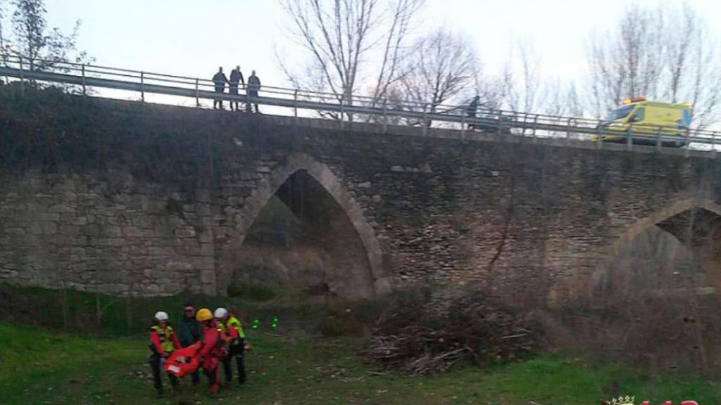 Sufren un accidente de moto y caen desde el puente sobre el río Voltoya, a las afueras de Coca