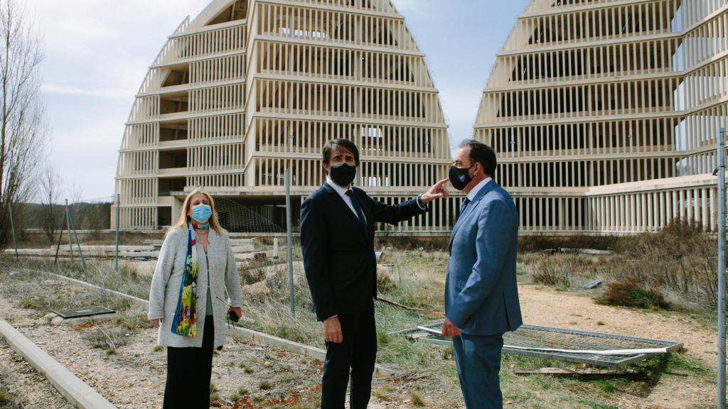 El consejero de Fomento y Medio Ambiente, Juan Carlos Suárez-Quiñones, visita en 2021 el PMA en Garray. En la imagen, junto a la delegada Yolanda de Gregorio y el presidente de la Diputación, Benito Serrano