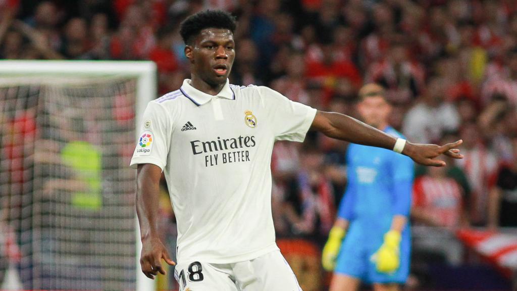 Tchouaméni dando un pase con el Real Madrid.