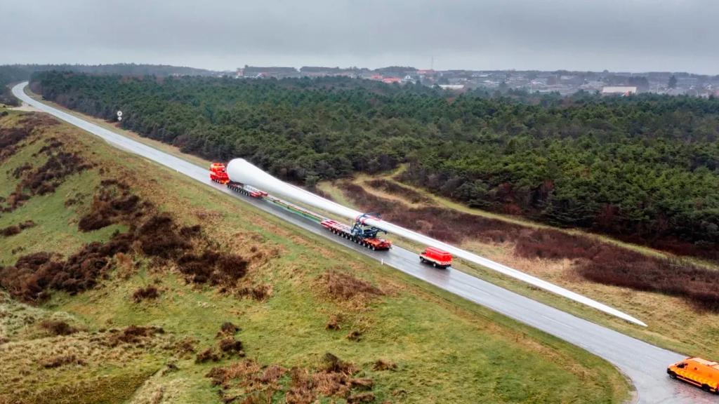Transportando una de las palas del Vestas V236-15.0 MW.