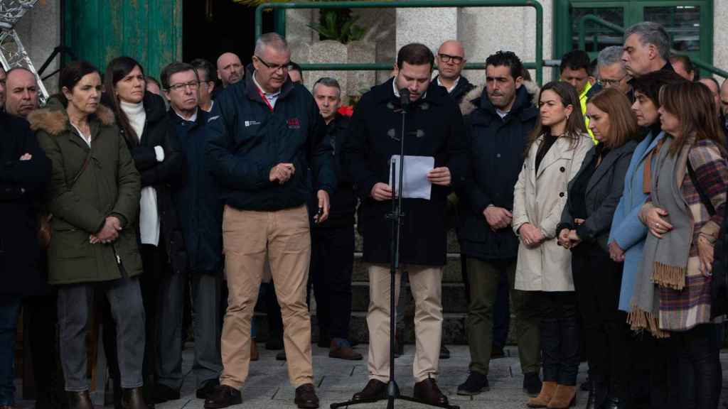 El alcalde de Cerdedo-Cotobade, Jorge Cubela, lee un discurso previo al minuto de silencio.
