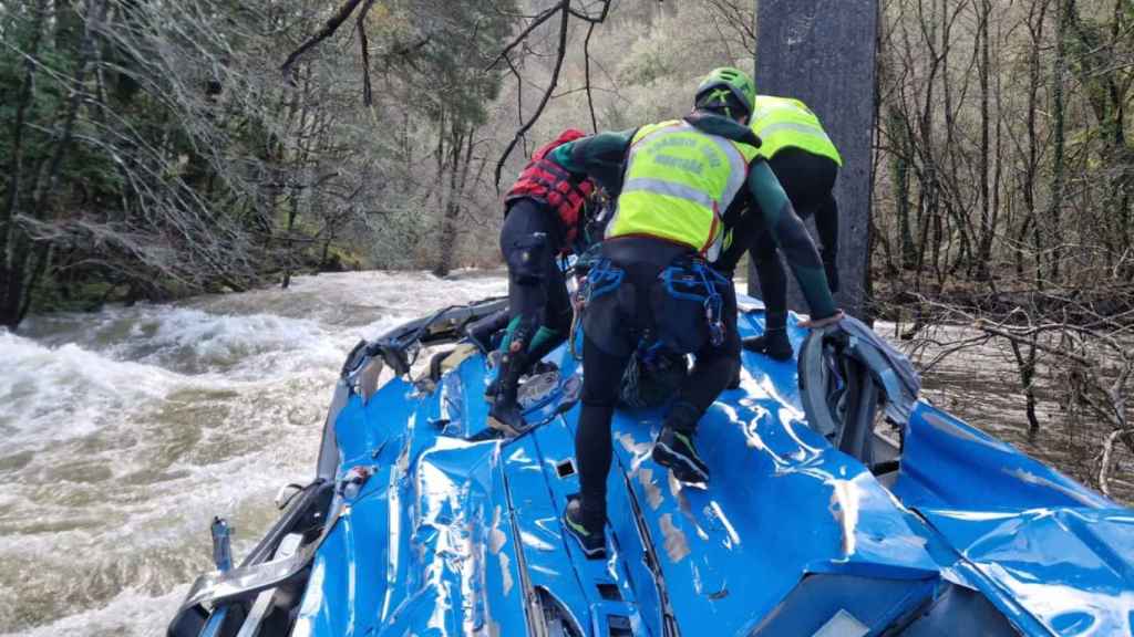Operativo de rescate en el lugar del accidente en el Lérez (Pontevedra).