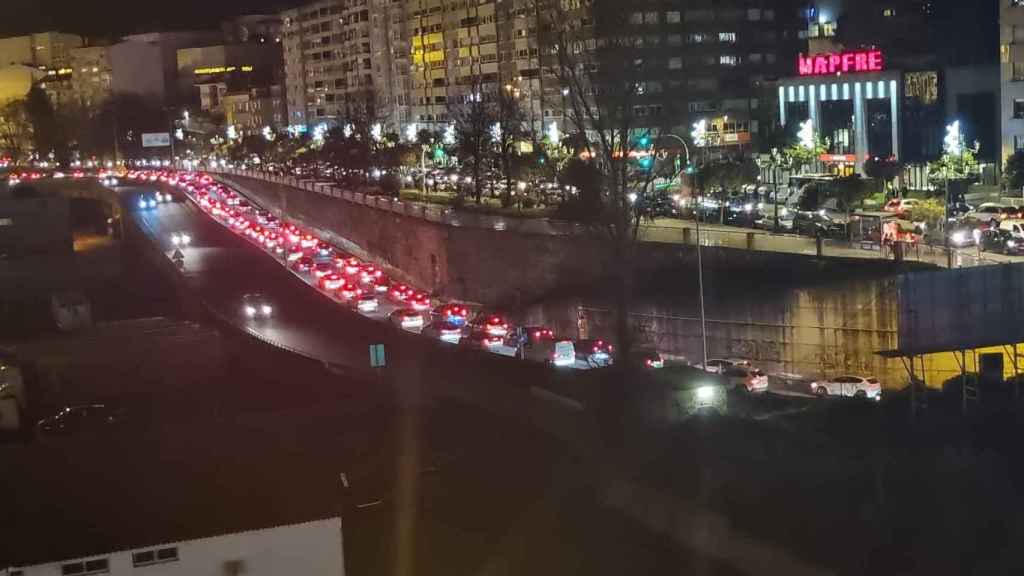 Retenciones en la entrada a Vigo desde la AP-9 y en García Barbón.