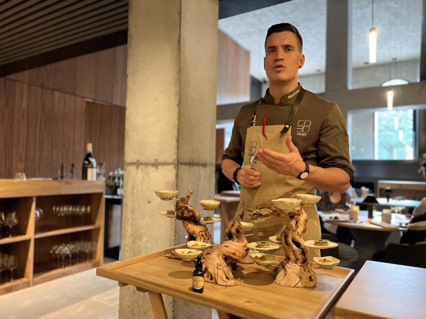 Miguel Cobo explicando los entrantes que representan la evolución desde hace 5 millones de años