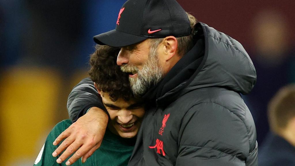 Stefan Bajcetic junto a Jurgen Klopp