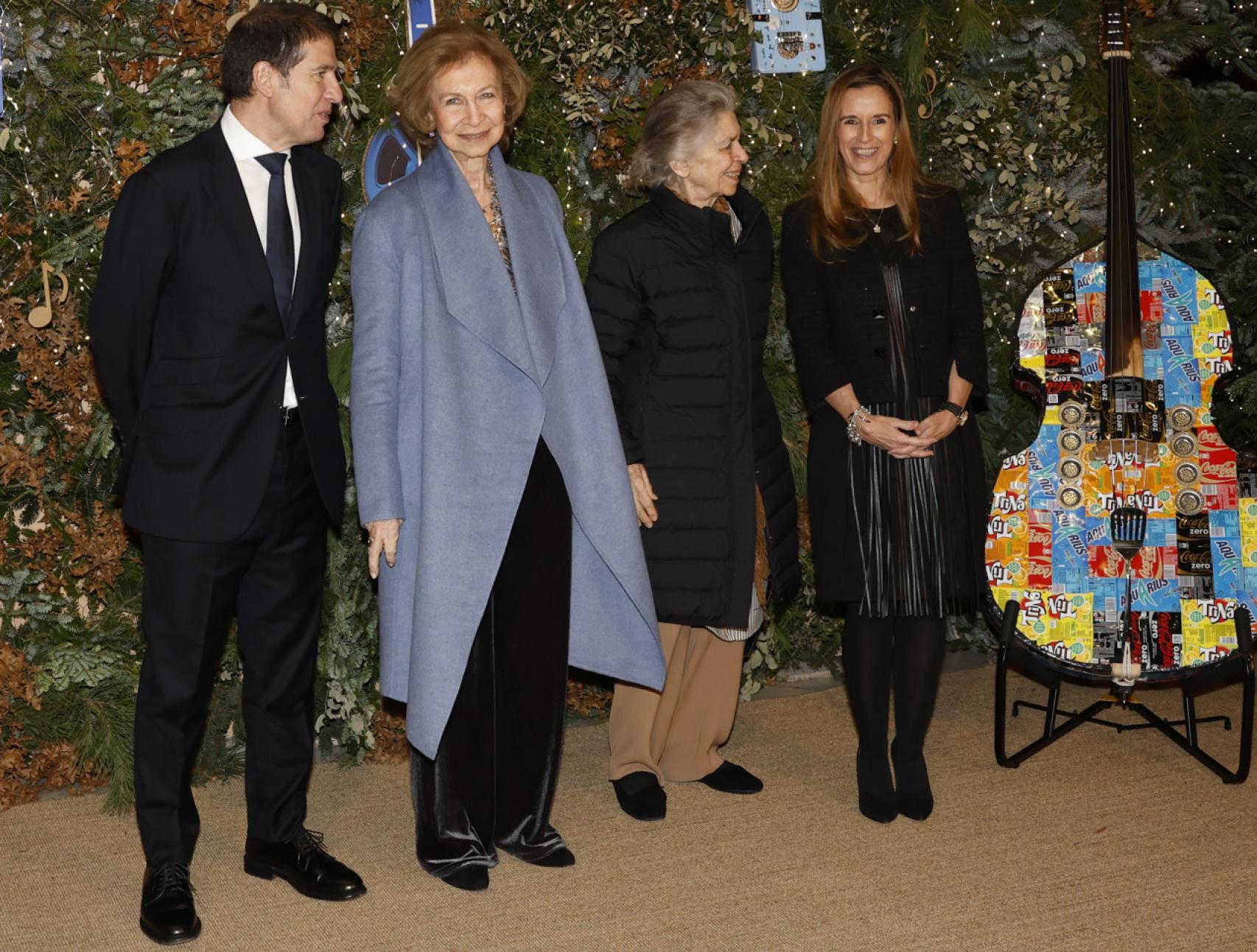 Sofía y su hermana Irene posan con los responsables del proyecto.