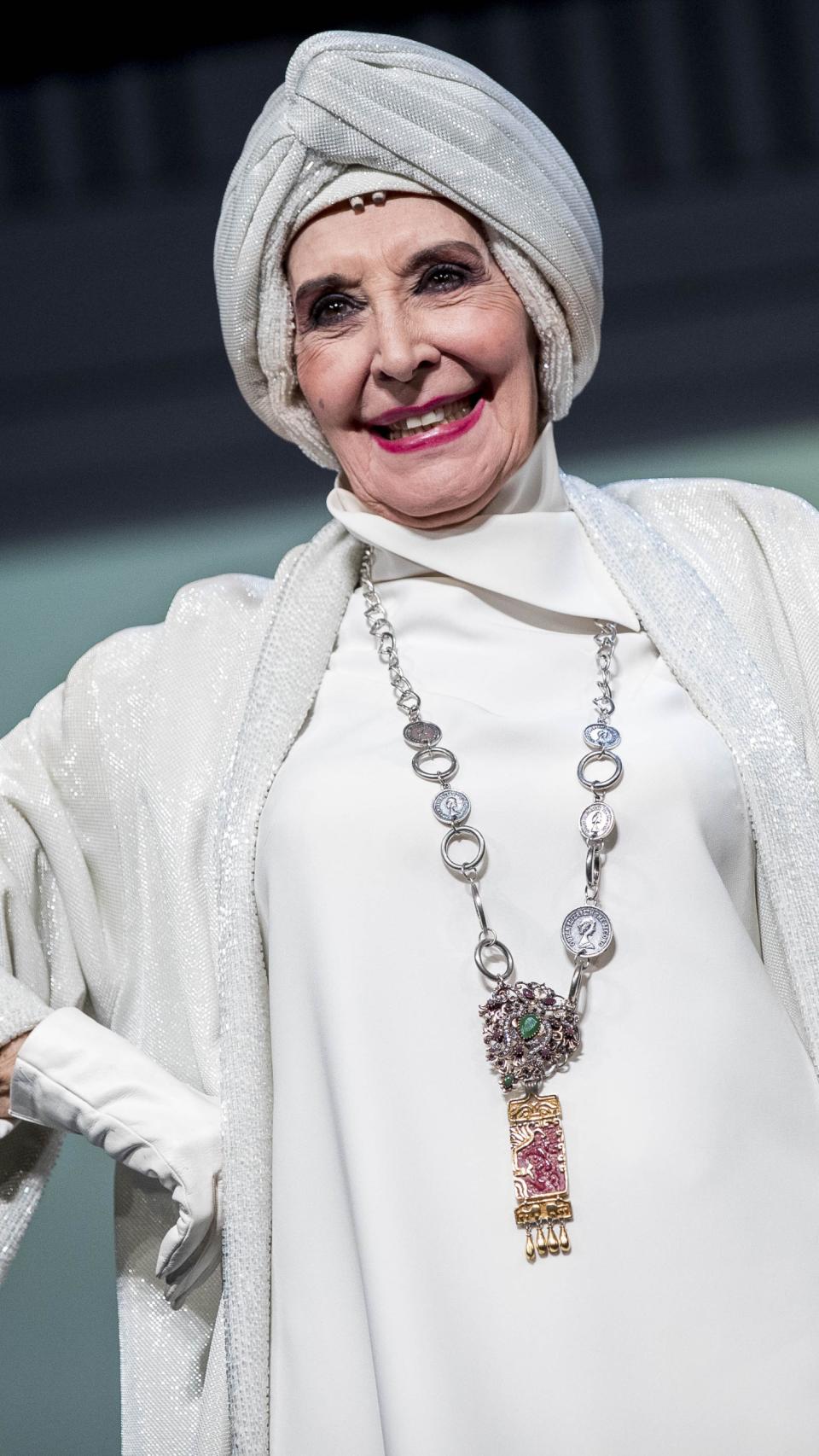 Velasco sobre las tablas de un teatro de Málaga, en 2019, durante la representación de 'El Funeral'.