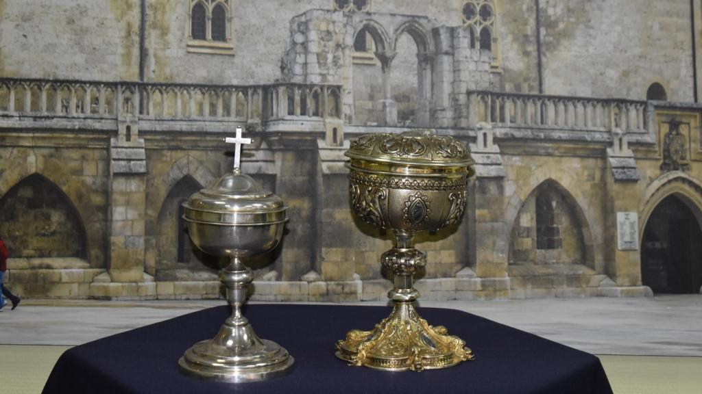 Los dos copones recuperados y que habían sido sustraidos de San Antonio Abad de las Huelgas