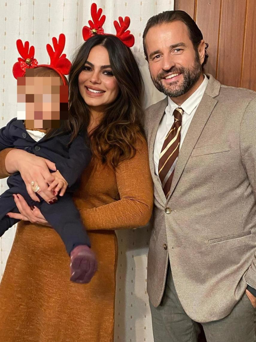 La modelo con su familia en su última publicación de redes sociales.