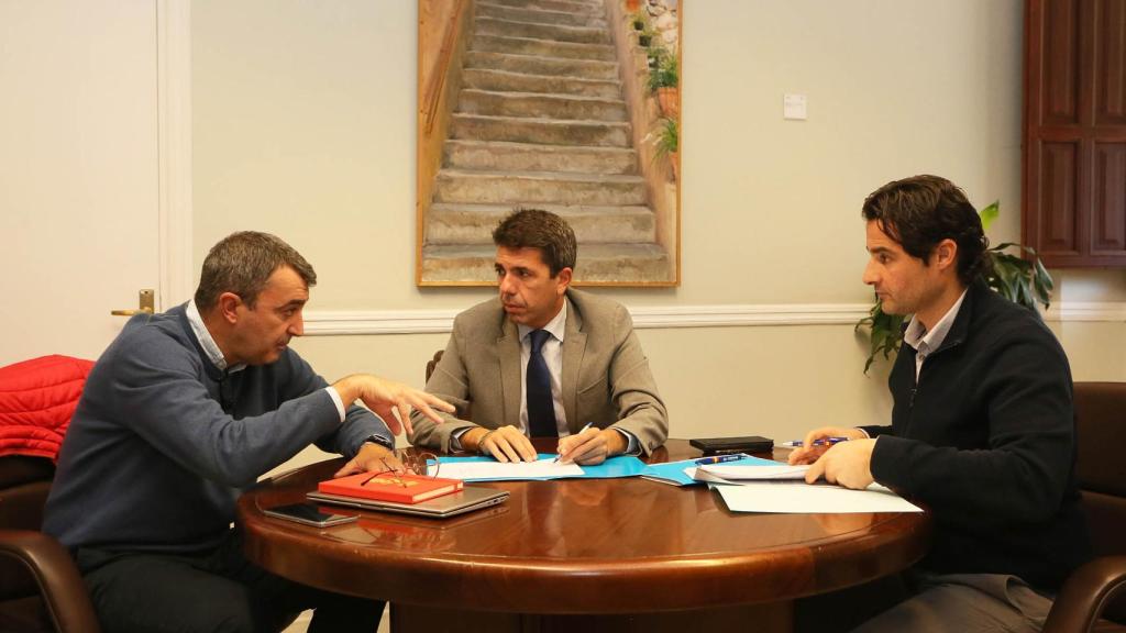 Reunión sobre la Vuelta a España 2023 en la Diputación de Alicante.