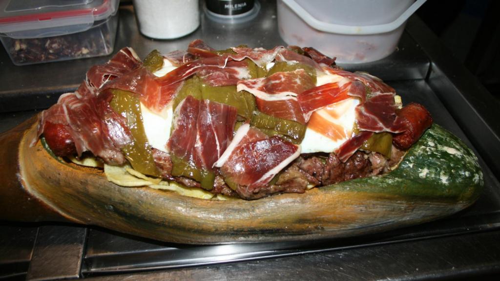 El volcán ibérico servido en un recipiente con forma de pata de jamón, en el bar del Casino Serrano El Repilado.