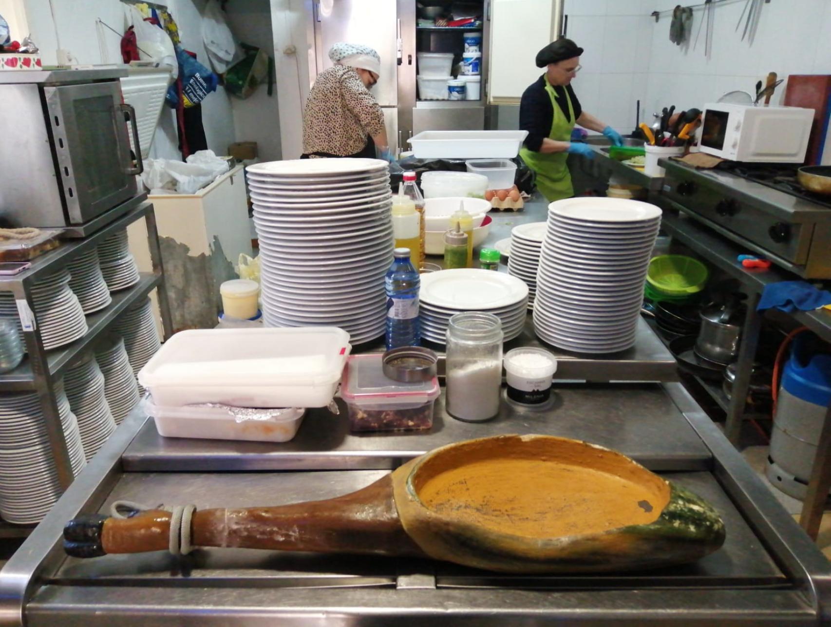 Uno de los recipientes con forma de jamón usados para el volcán ibérico, antes de llenarlo con la comida.
