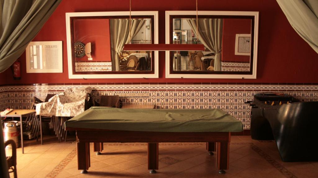 Un rincón del Casino Serrano El Repilado, en el pueblo del mismo nombre perteneciente a Jabugo (Huelva).