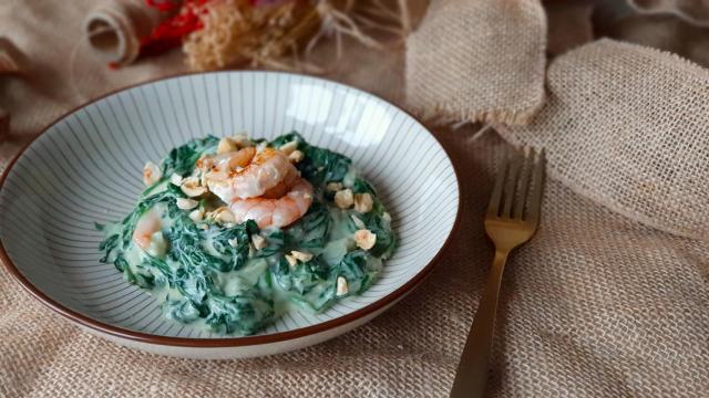 Espinacas con gambas, una opción perfecta para las cenas